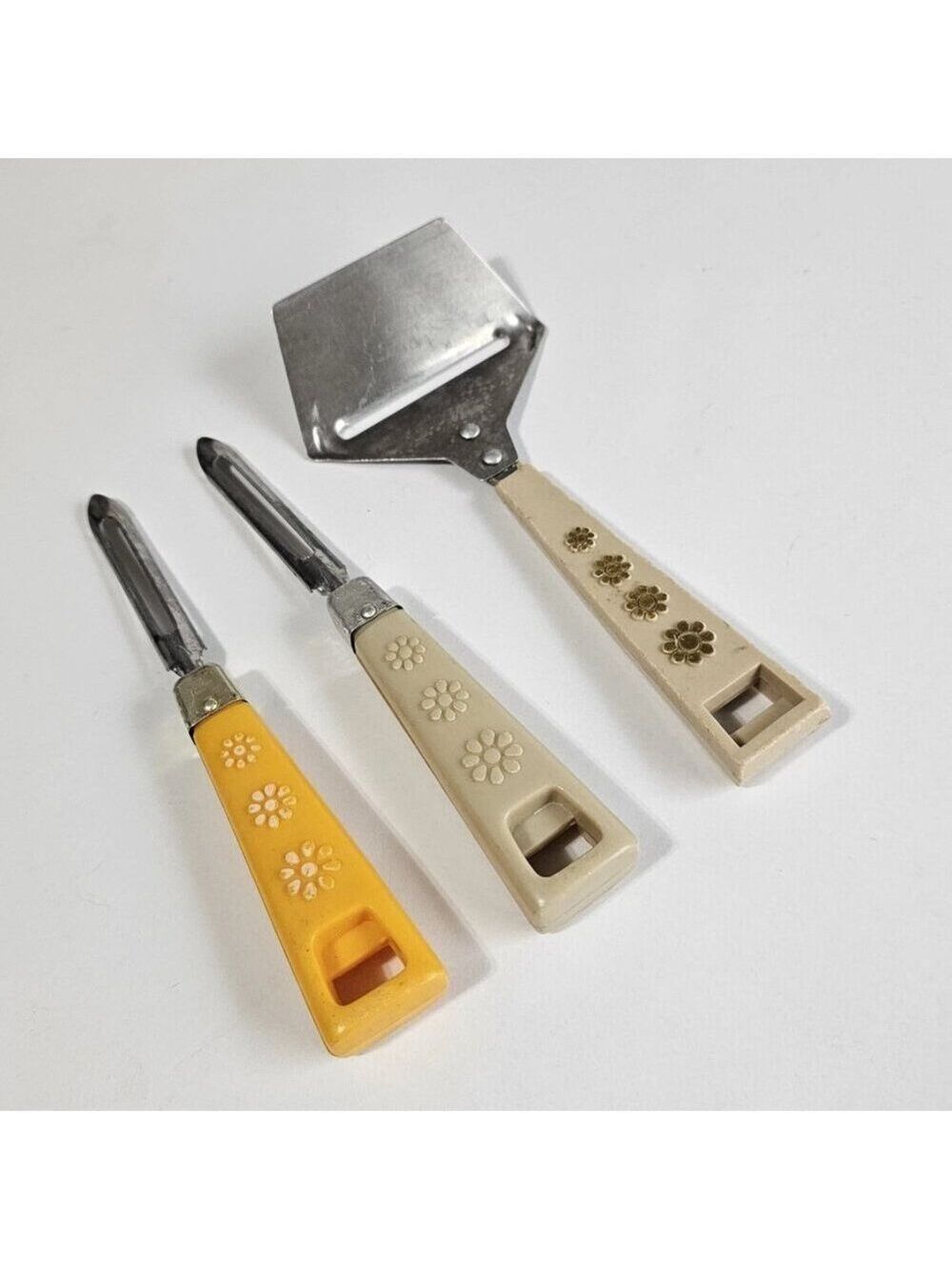 Vintage Travco Cheese Slicer Vegetable Peeler w/ Daisies Retro Kitchen Utensil